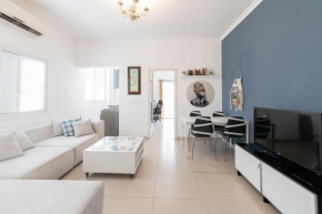 Stylish Beach Apartment & Free Parking